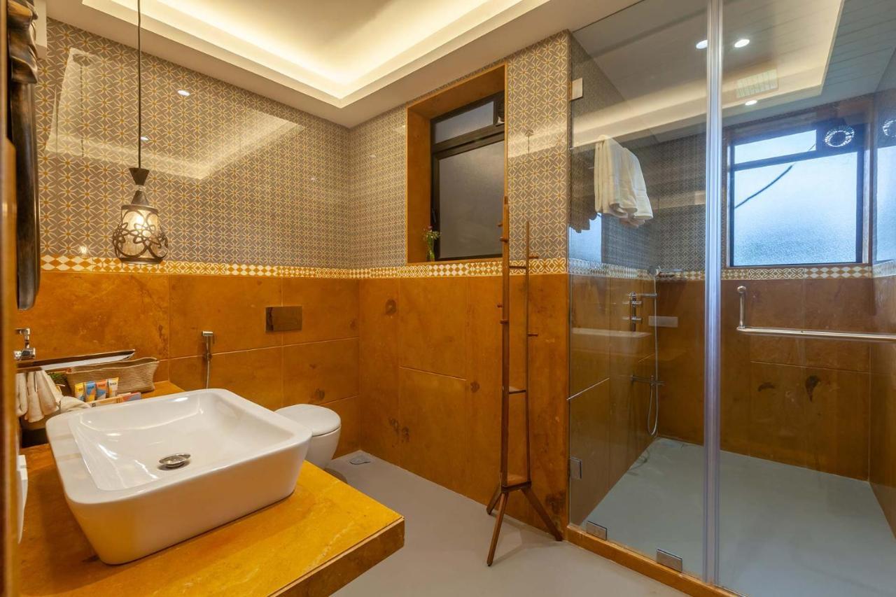 Villa Sereno: Elegant Retreat with Pool, Jacuzzi, and Entertainment Alibag Exterior photo