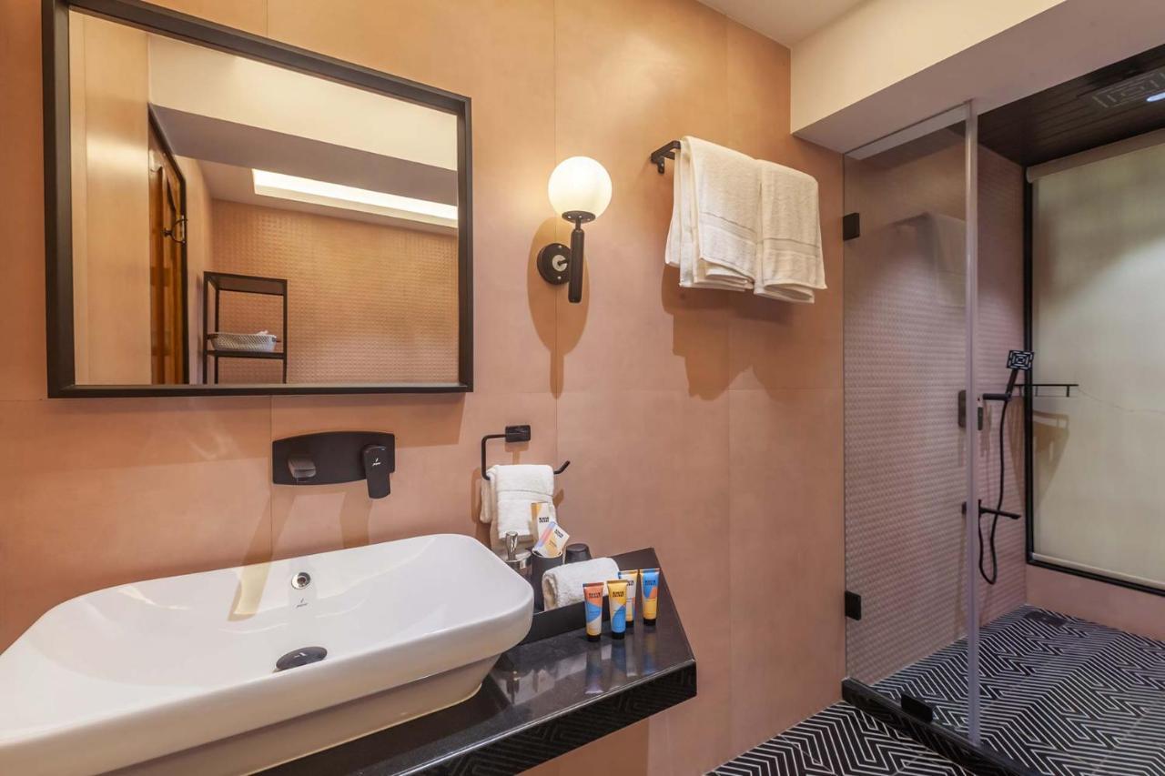 Villa Sereno: Elegant Retreat with Pool, Jacuzzi, and Entertainment Alibag Exterior photo